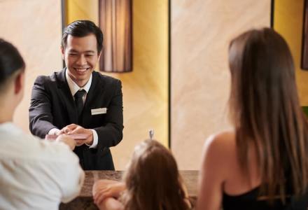 如何为有预订的客人办理入住?How to Check In for Guests with Reservations?-酒店英语实战指南|免费学习资源 - 酒店英语
